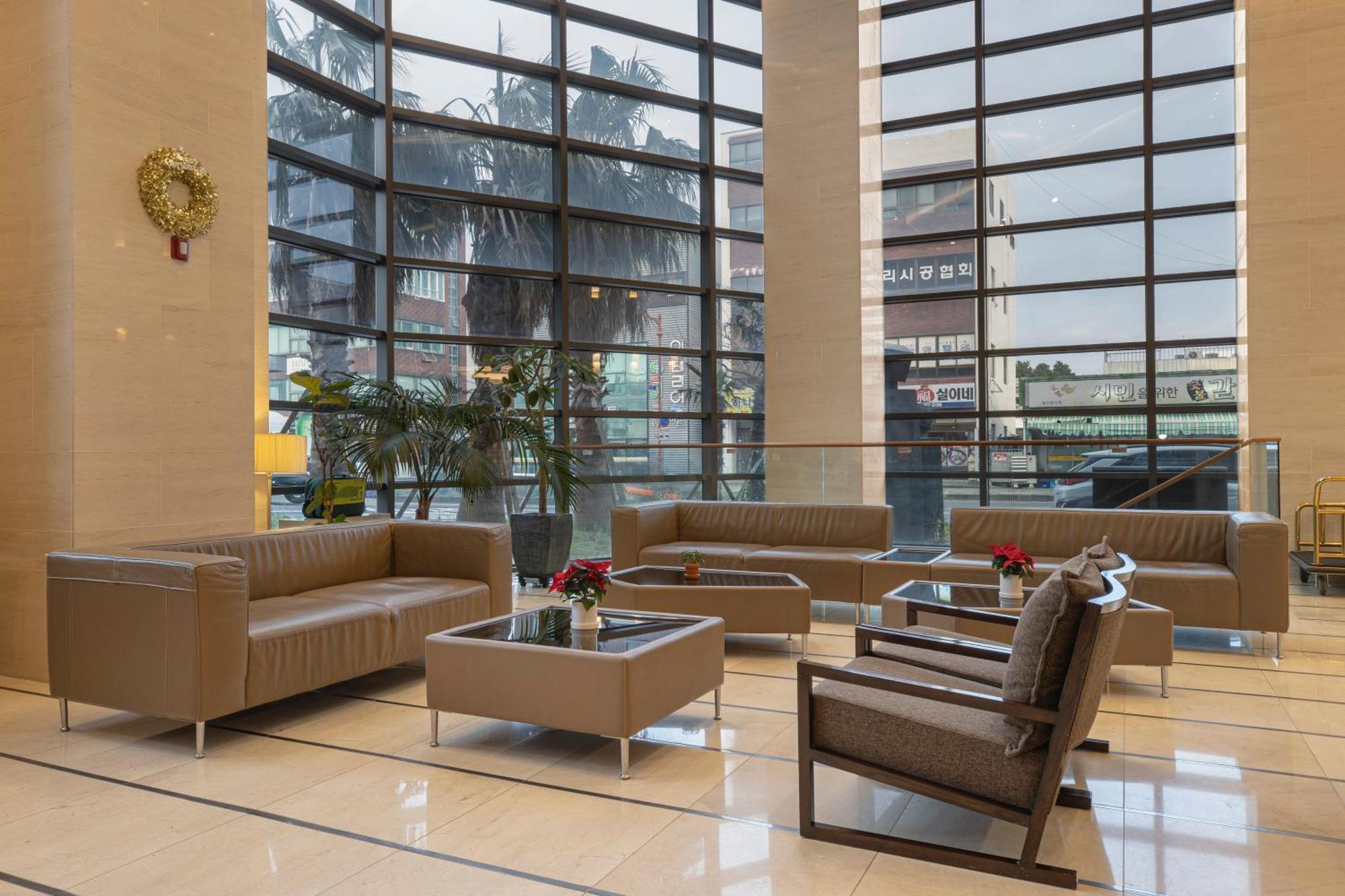 Golden Daisy Hotel Seogwipo-stad Buitenkant foto