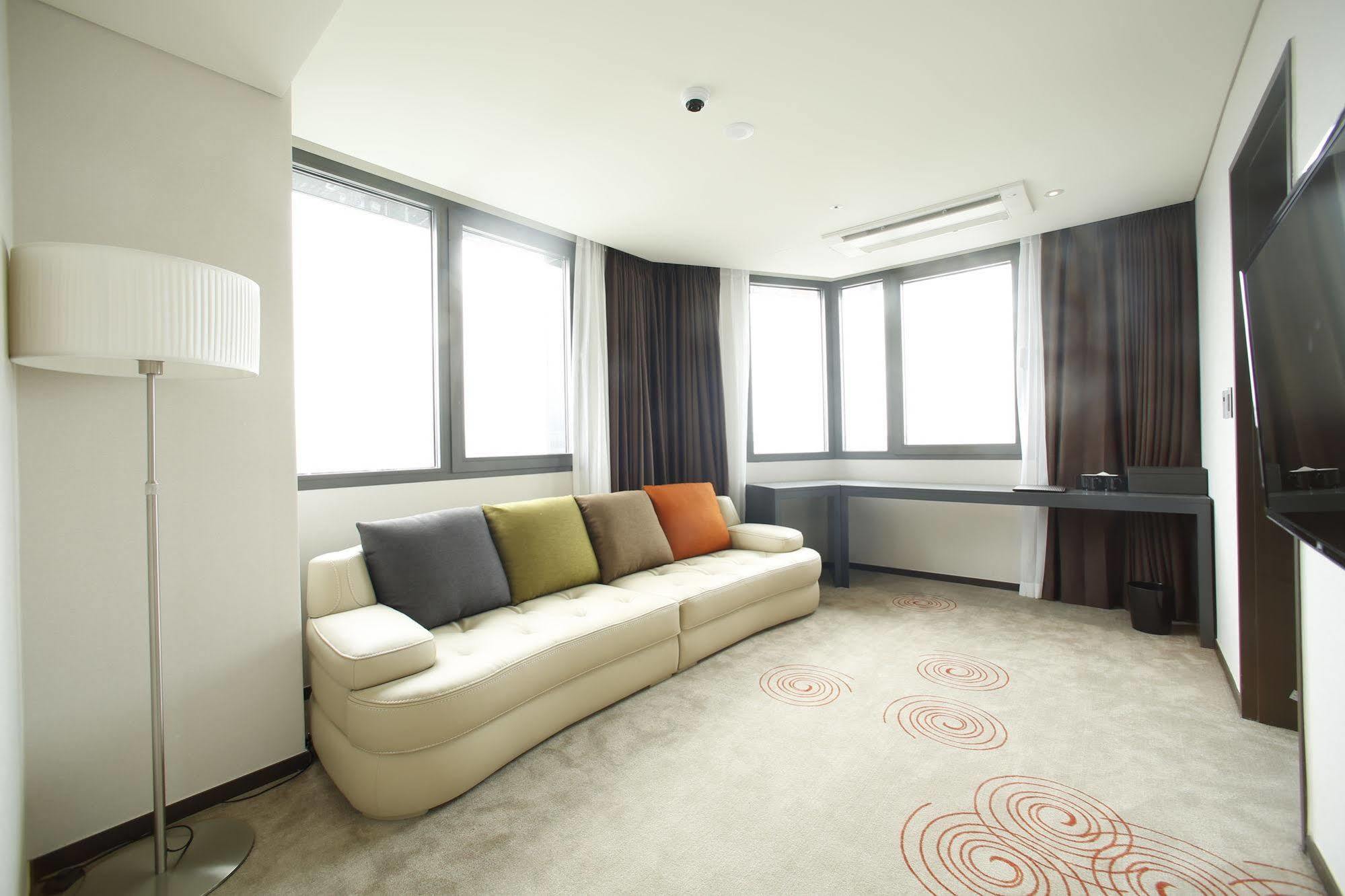 Golden Daisy Hotel Seogwipo-stad Buitenkant foto